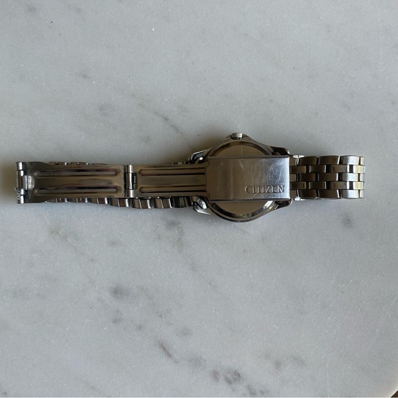 Citizen Quartz WR100 Watch Unisex - Picture 8 of 9